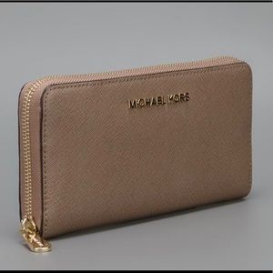 Michael Kors Jet Set Continental Wallet
